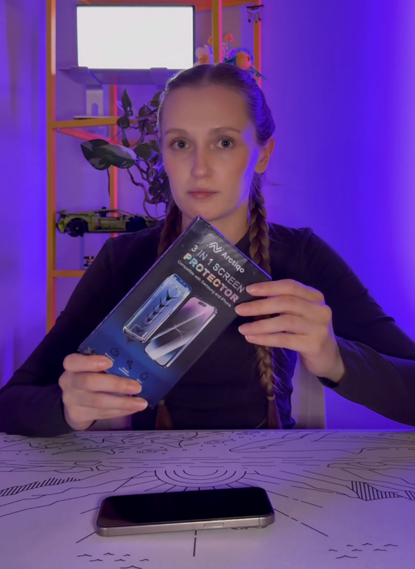 Customer holding the Arctiqo 3-in-1 screen protector box